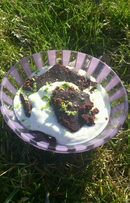 Kladdkaka med limeyoghurt.