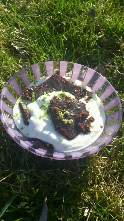 Kladdkaka med limeyoghurt.