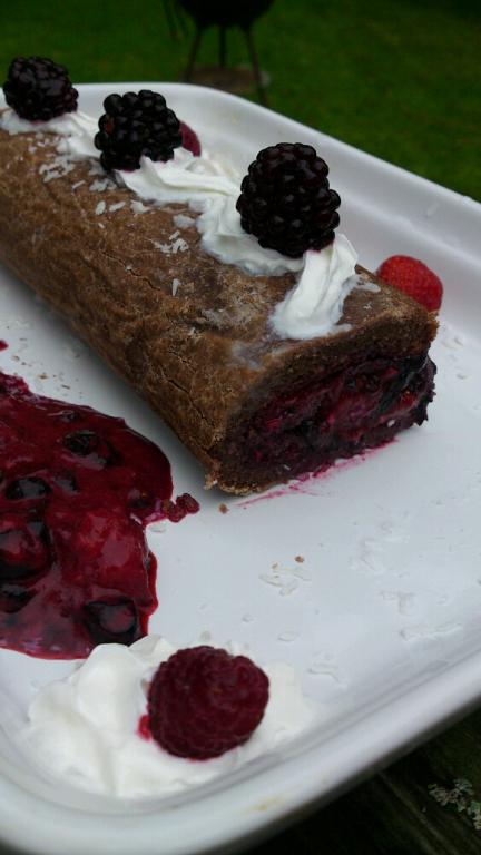 Helens rulltårta – choklad och bär. Glutenfri.
