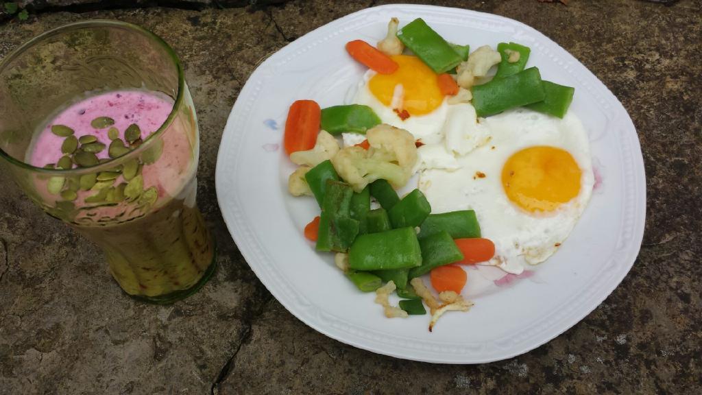 Frukost – ägg och smoothie.